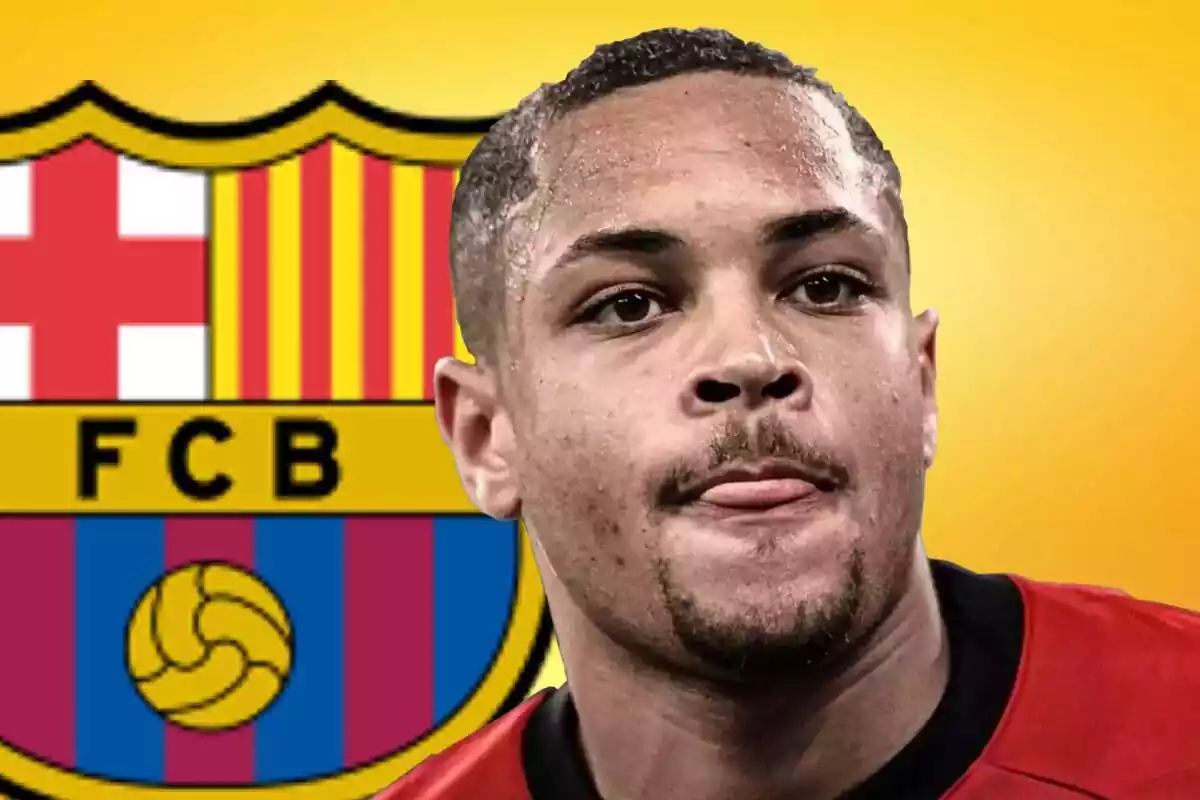 Vitor Roque con el escudo del FC Barcelona al fondo