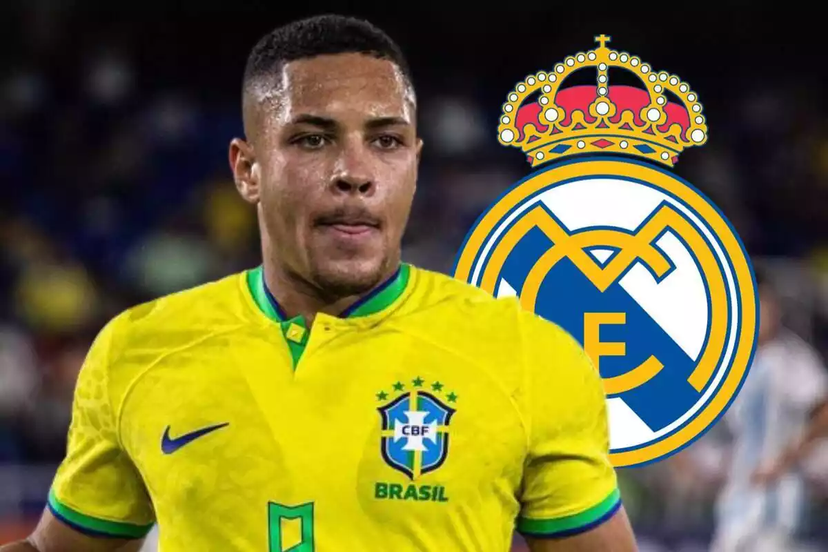 Vitor Roque con la camiseta de Brasil y el escudo del Real Madrid al fondo