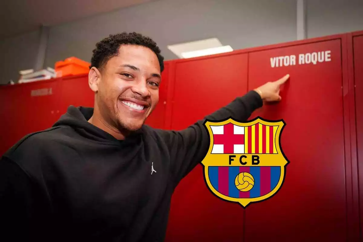 Vitor Roque señala con el dedo su nombre en una de las taquillas del vestuario del FC Barcelona