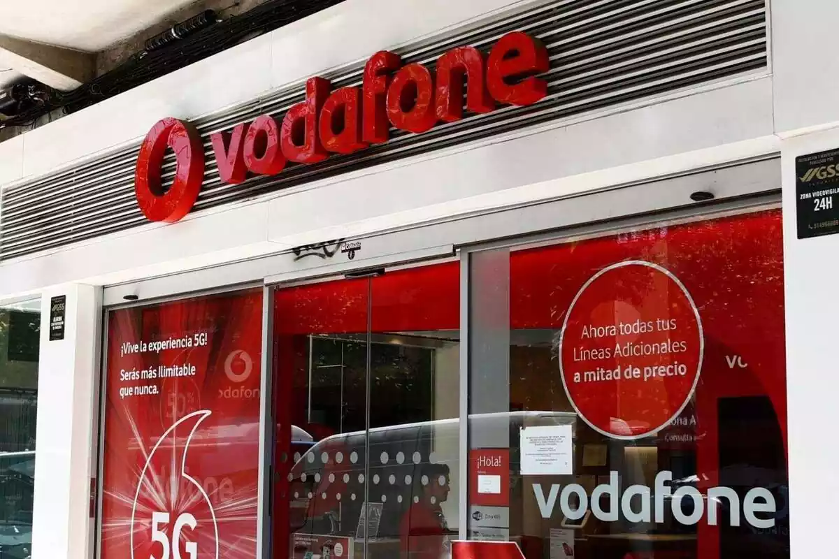 Imagen de una tienda de la compañía telefónica Vodafone en Madrid