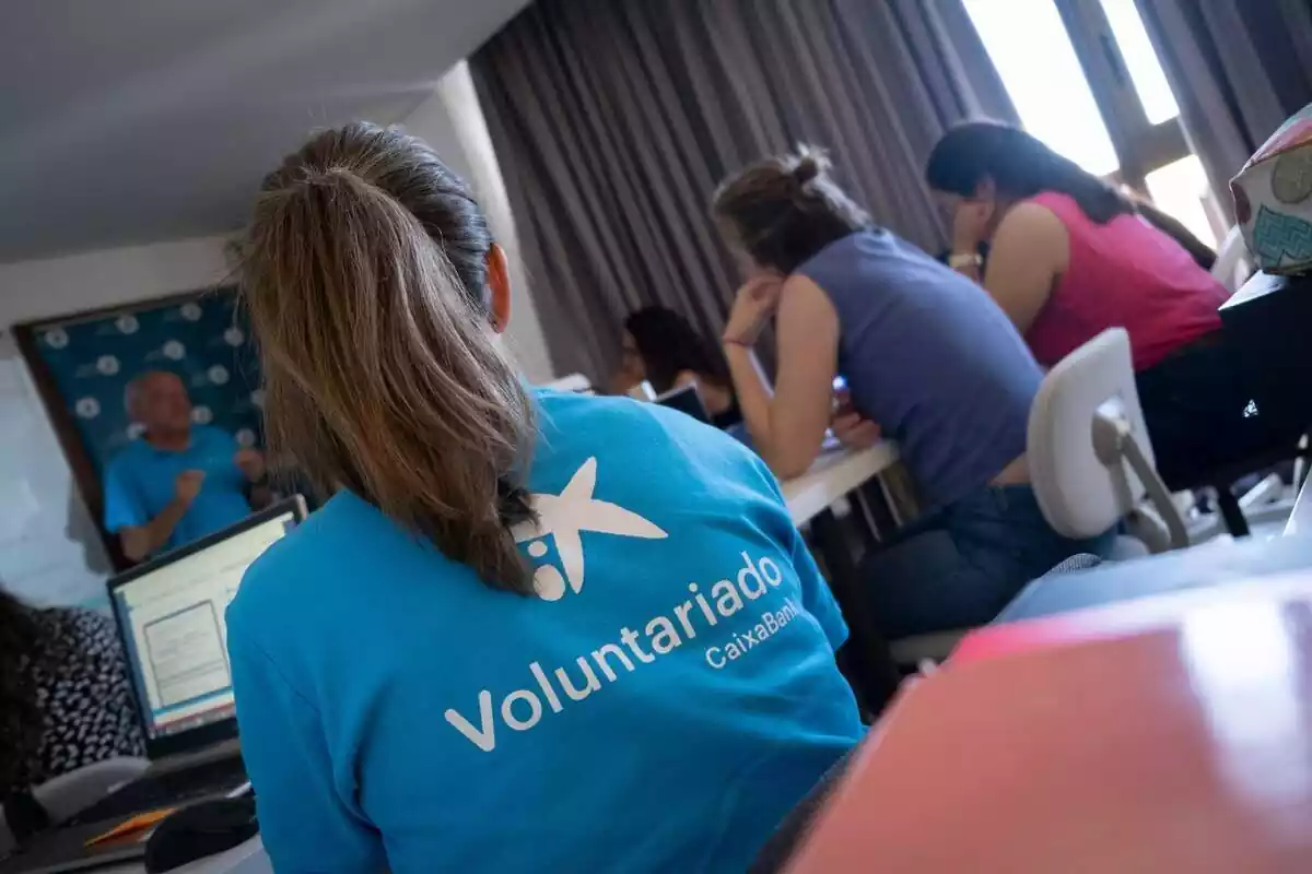 Voluntarios de CaixaBank en una clase de formación