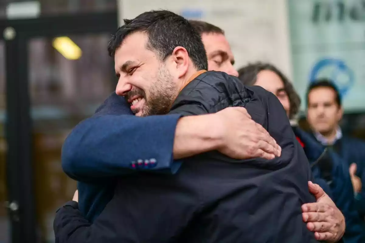 Plano medio corto de Ruben Wagensberg abrazándose a Oriol Junqueras