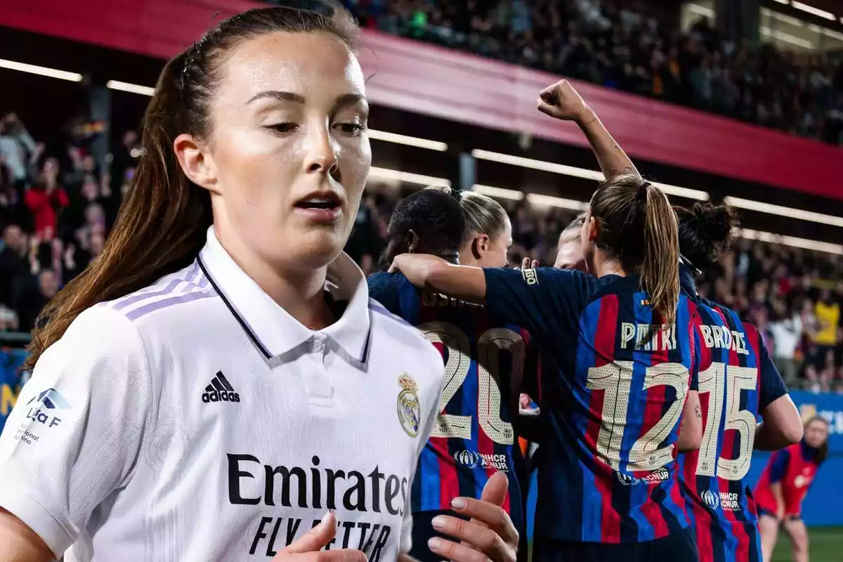 Caroline Weir delante de las jugadoras del Barça Femenino mirando hacia el suelo mientras ellas celebran