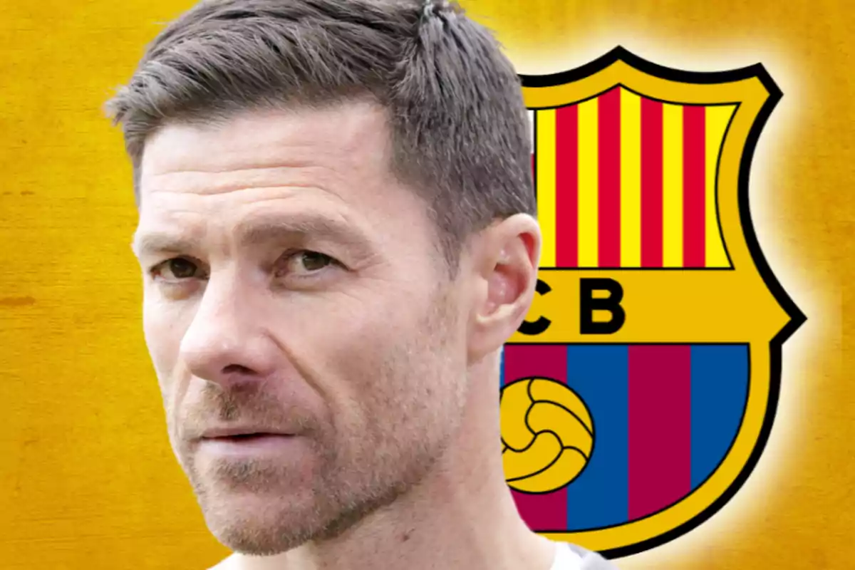 Hombre de cabello corto con expresión seria frente al escudo del FC Barcelona sobre un fondo amarillo