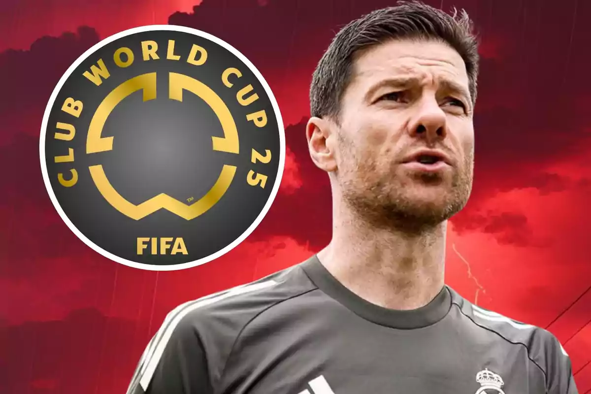 Hombre con camiseta deportiva gris y logotipo del Mundial de Clubes FIFA 2025 sobre fondo rojo