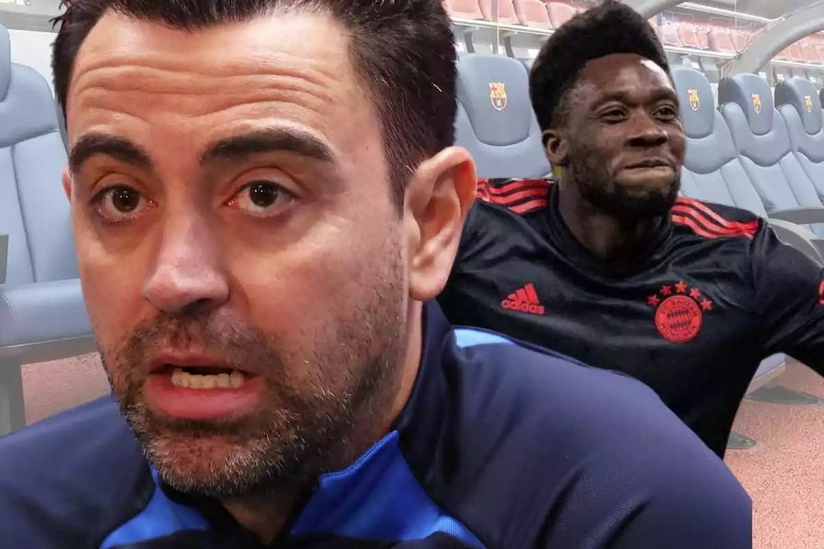 Xavi Hernández mirando a un costado con Alphonso Davies al fondo delante de una imagen del banquillo del FC Barcelona