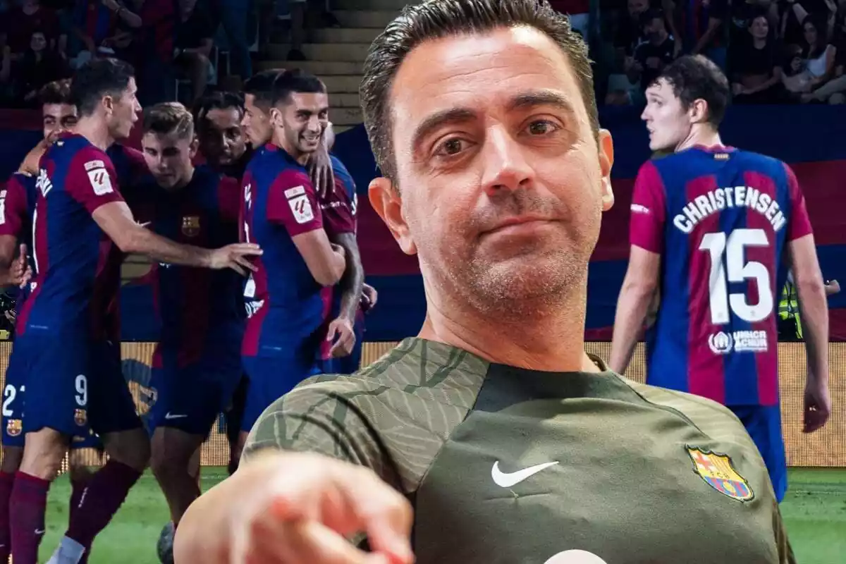 Xavi Hernández señala con el dedo mientras los jugadores del FC Barcelona celebran un gol al fondo