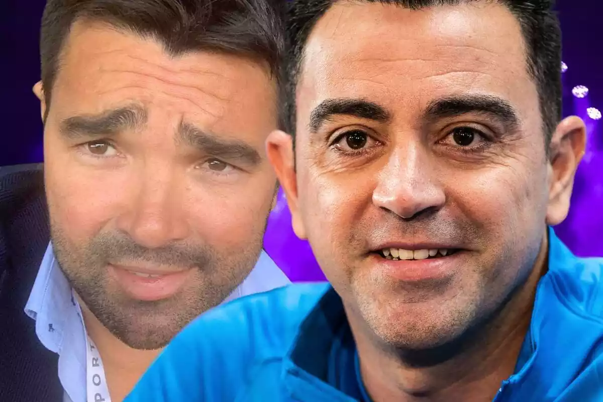 Xavi Hernández mira a cámara con una media sonrisa con Deco al fondo también con una media sonrisa