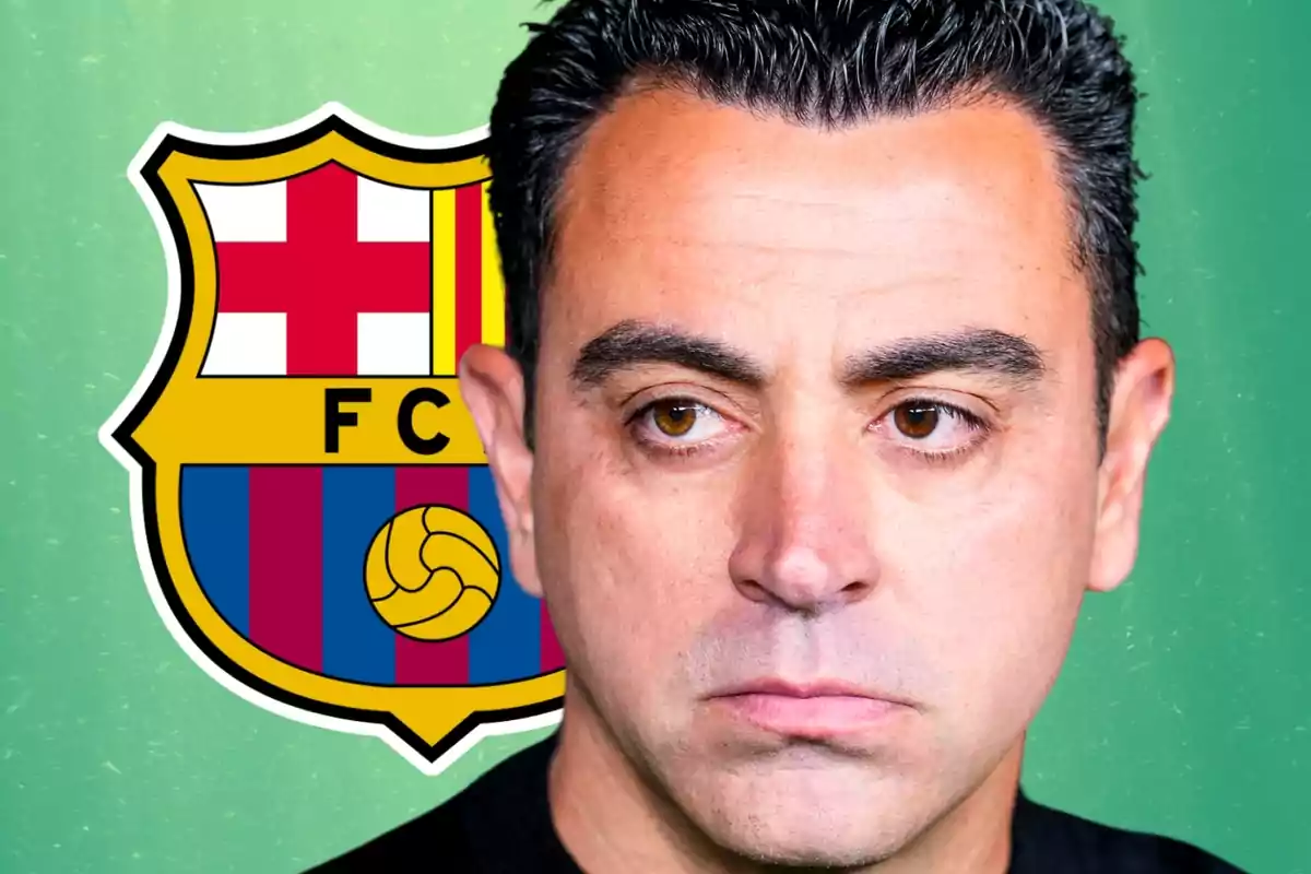 Un hombre con expresión seria frente al escudo del FC Barcelona sobre un fondo verde.