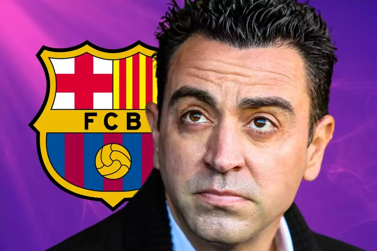 Un hombre con cabello oscuro y expresión seria está frente a un escudo del FC Barcelona sobre un fondo morado.