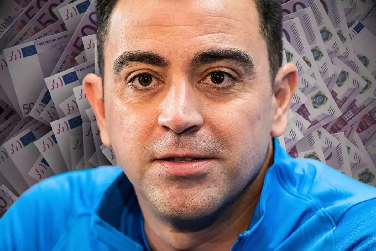 Xavi Hernández en primer plano con un fondo lleno de billetes de 500 euros