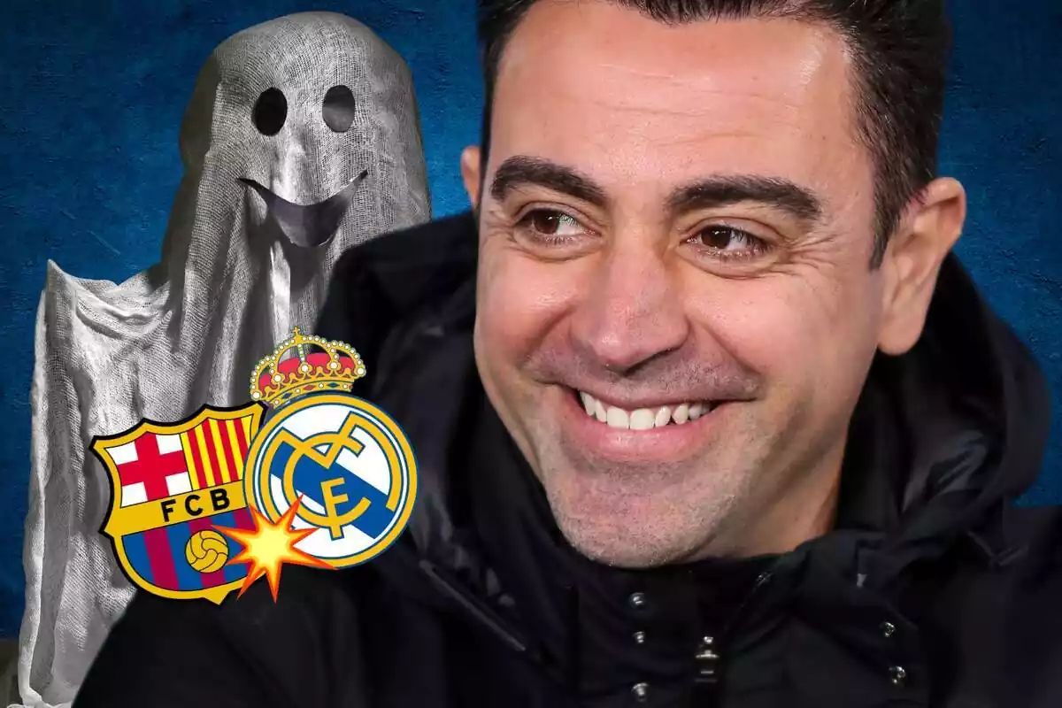 Xavi Hernández sonríe con un fantasma detrás y los escudos del FCBarcelona y del Real Madrid a su lado