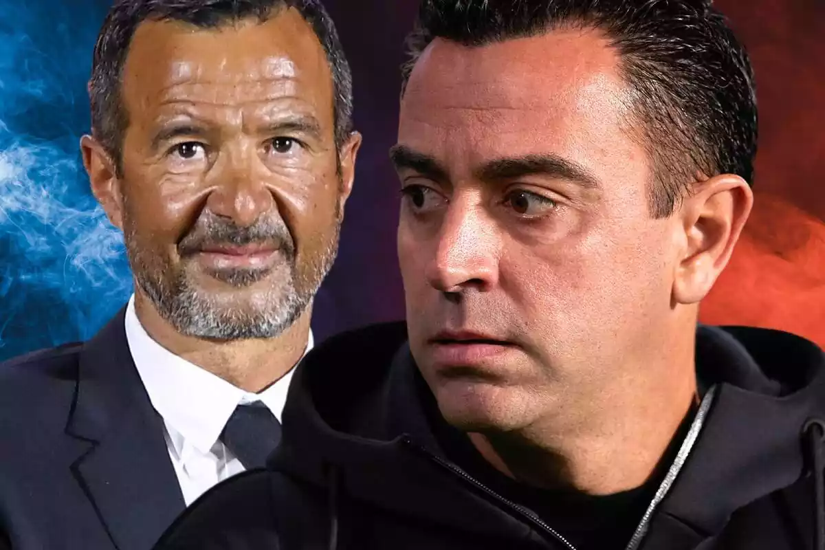 Xavi Hernández con cara de susto mirando a un costado dónde está Jorge Mendes