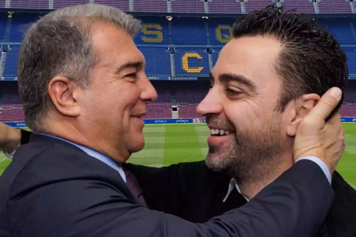 Xavi Hernández y Joan Laporta se funden en un abrazo con el Camp Nou de fondo