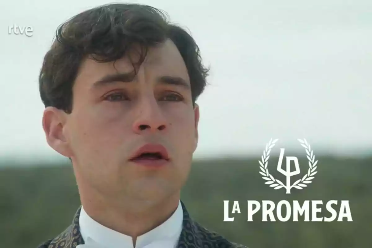 Xavi Lock con expresión triste y ojos llorosos vestido de época junto al logo de la serie La Promesa de RTVE