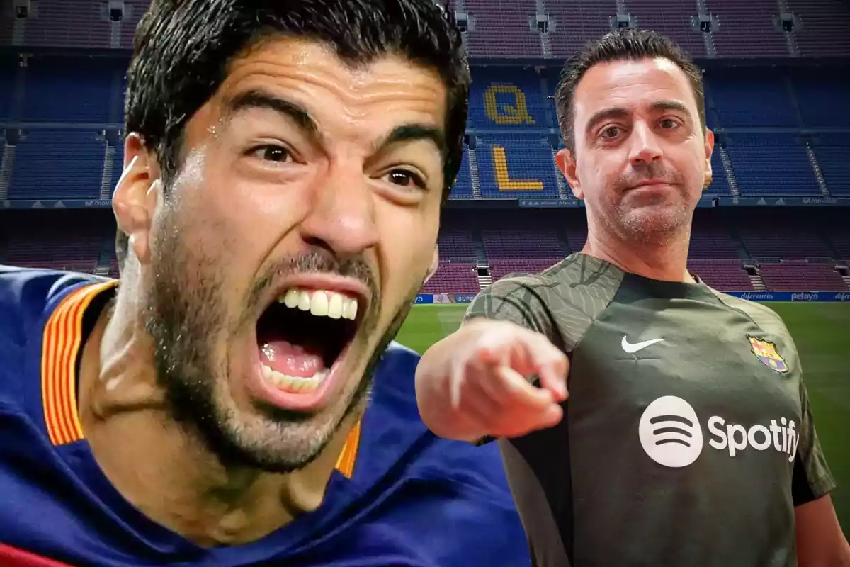 Xavi Hernández apunta con el dedo con Luis Suárez gritando a su lado