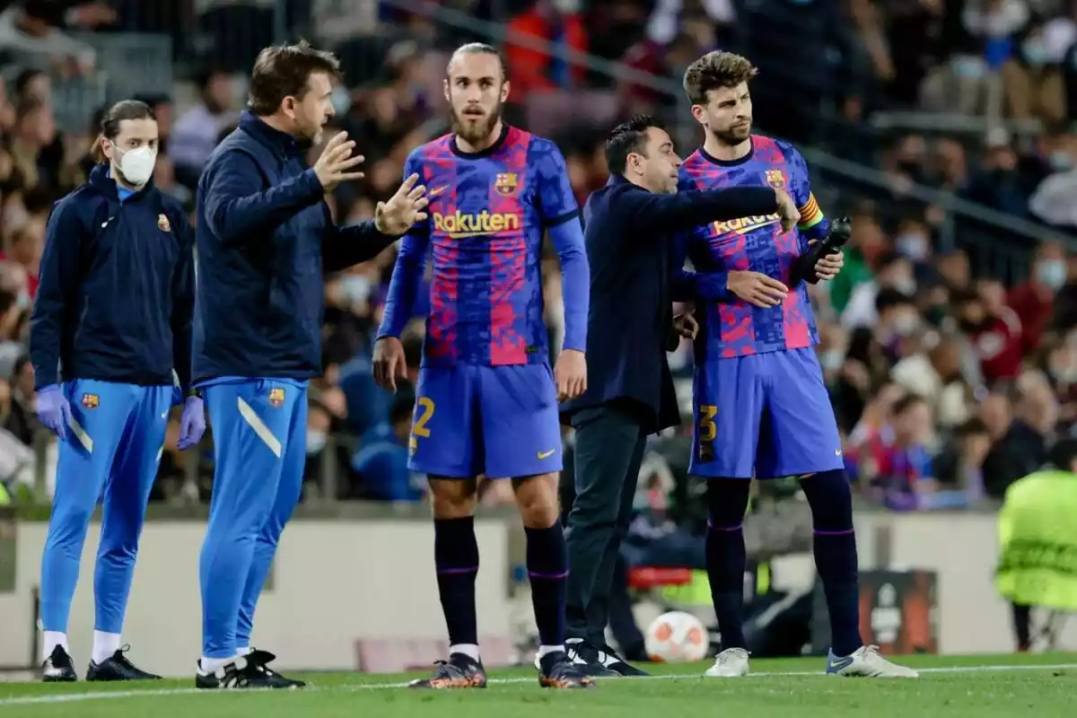 Óscar Mingueza, Xavi Hernández y Gerard Piqué