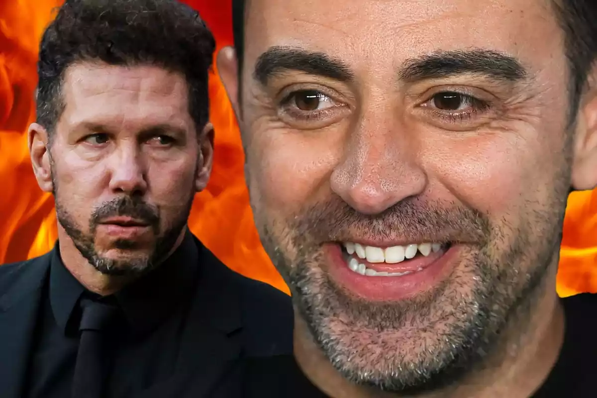 Xavi Hernández con una gran sonrisa al lado de Simeone resoplando