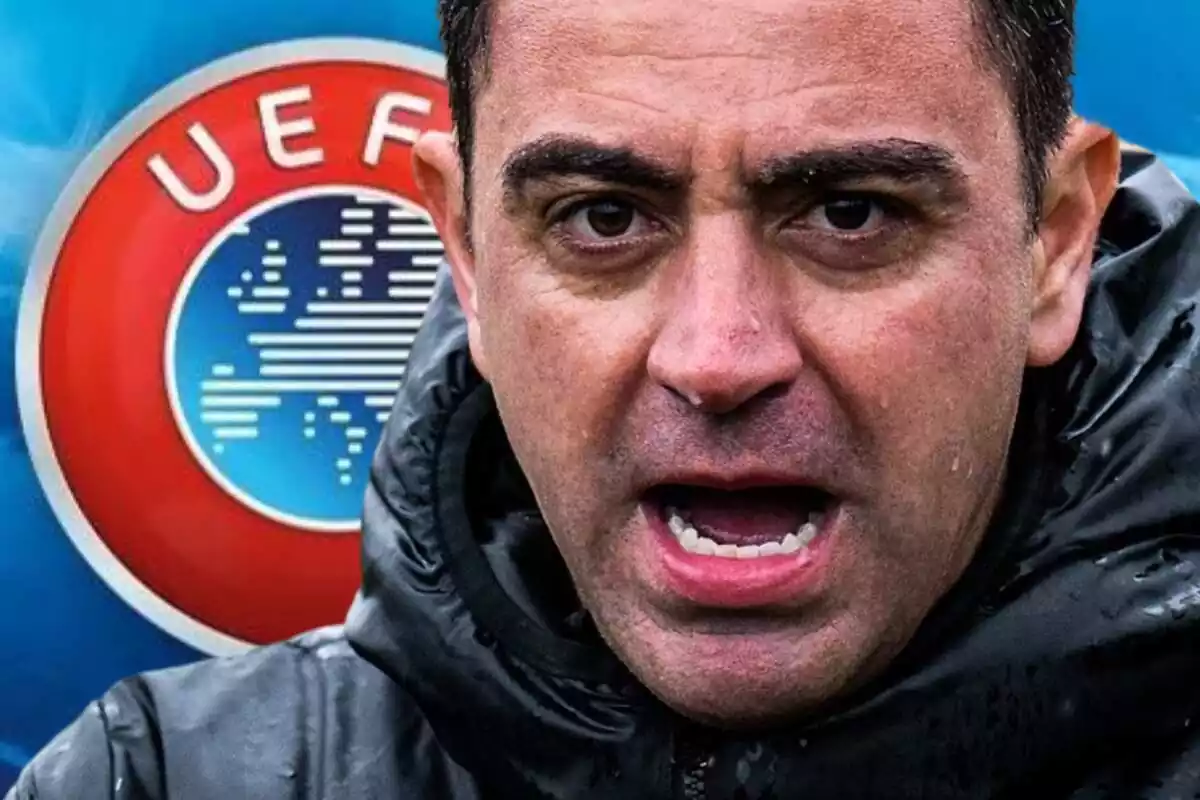 Xavi Hernández con la boca abierta al lado de un escudo de la UEFA