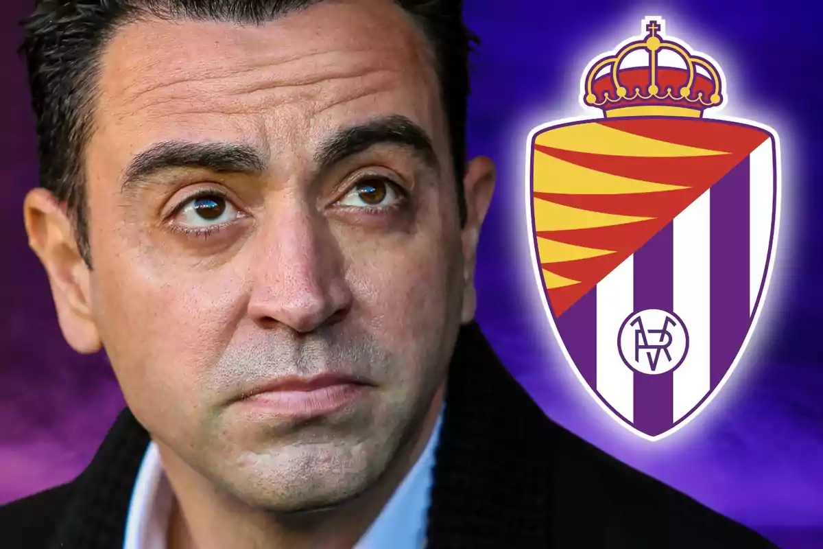 Un hombre con expresión seria junto al escudo del Real Valladolid.