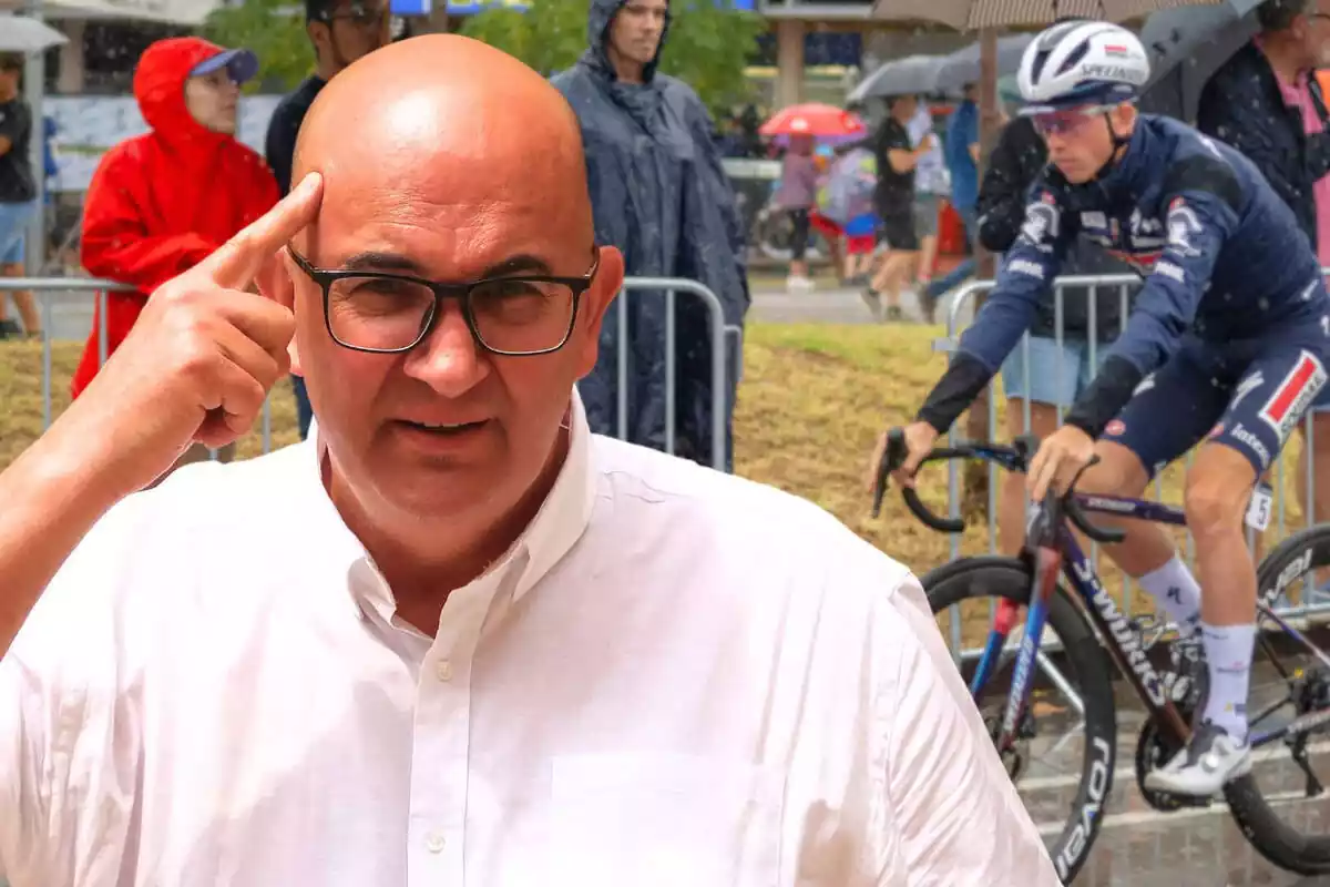 Plano medio de Xavier Rius señalándose la frente con el dedo índice y una foto de un ciclista profesional de fondo