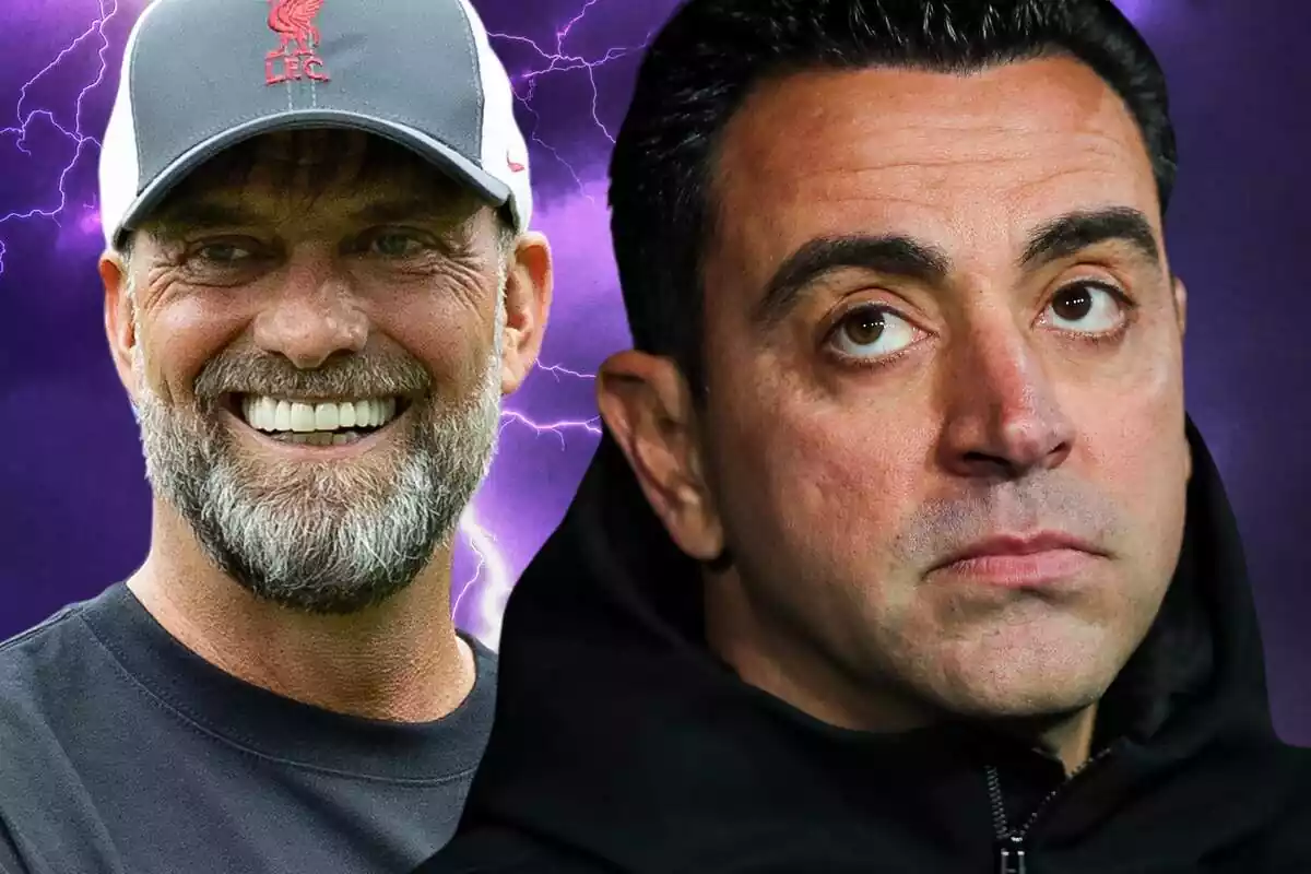 Xavi Hernández mirando hacia arriba con Jürgen Klopp a su lado feliz