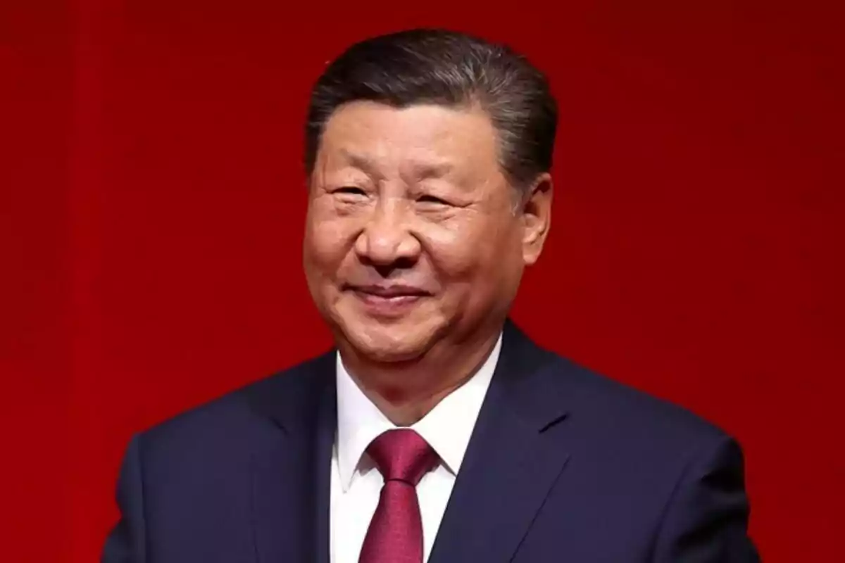 Plano corto de Xi Jinping, líder de China, con rostro sonriente Plano corto de Xi Jinping, líder de China, con rostro sonriente