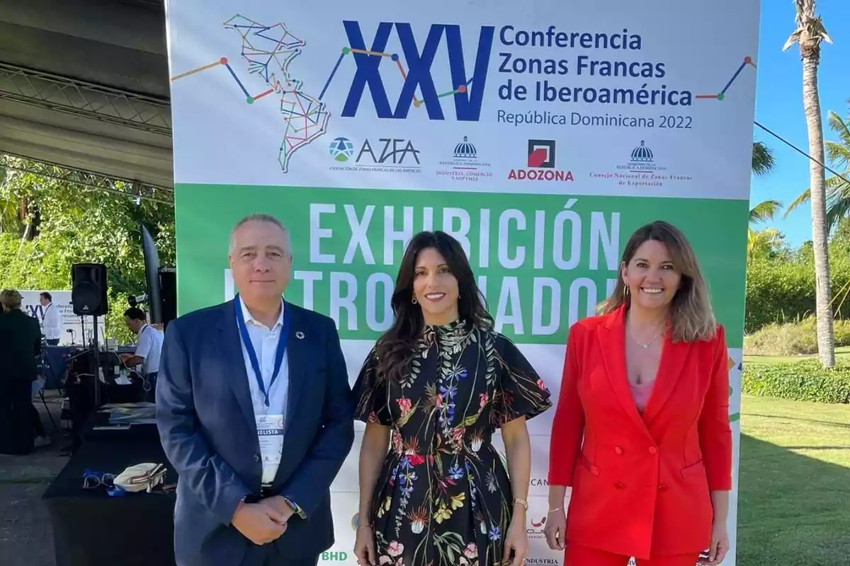 Pere Navarro, delegado especial del Estado en el CZFB, y Blanca Sorigué, directora general del CZFB, junto a Claudia Pellerano, presidenta de la AZFA -Asociación de Zonas Francas de las Américas