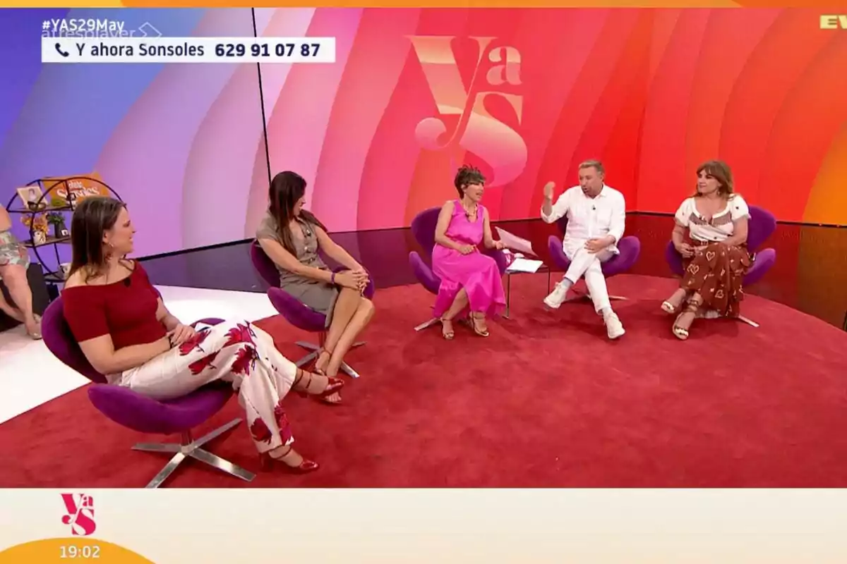 Cinco personas sentadas en sillones morados conversan en 'Y ahora Sonsoles' con fondo rojo y rosa, el logo Cinco personas sentadas en sillones morados conversan en 'Y ahora Sonsoles' con fondo rojo y rosa, el logo