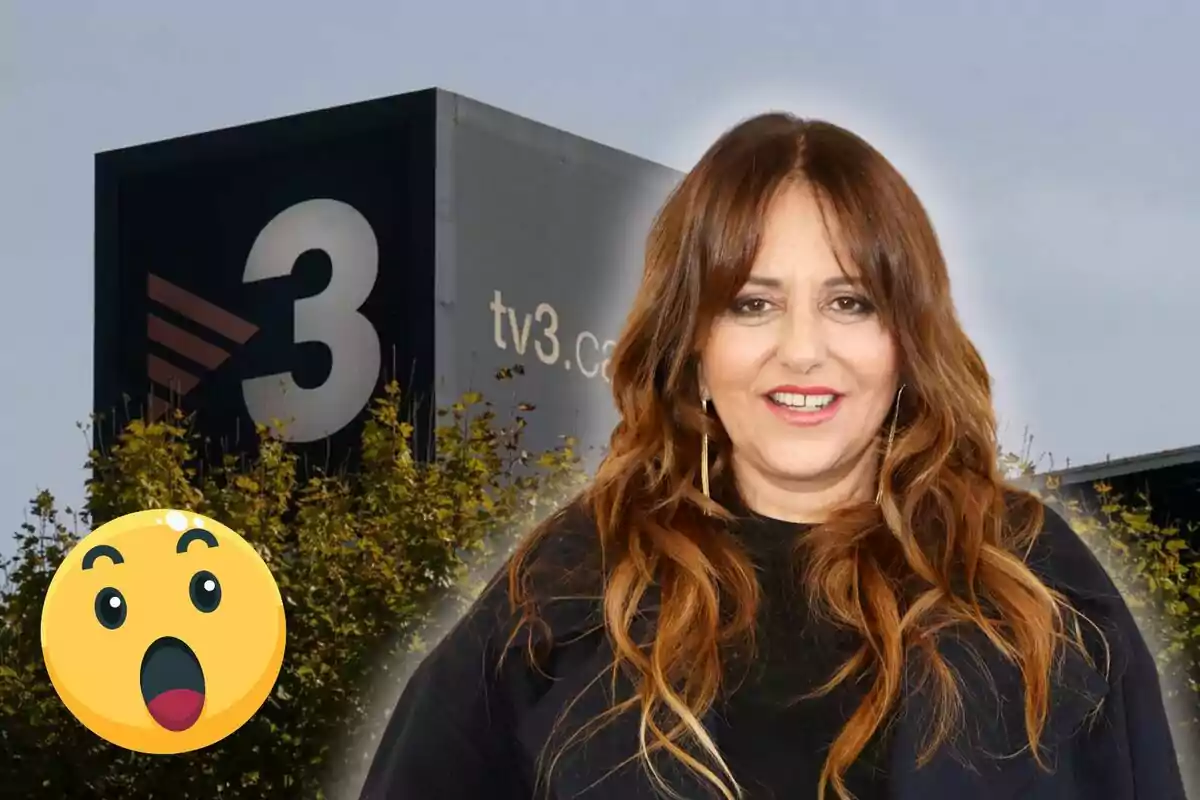 Mujer sonriente frente a un edificio con el logo de TV3 y un emoji sorprendido.