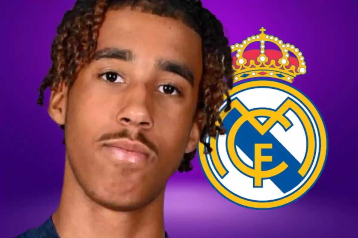 Un joven con cabello rizado y bigote frente al escudo del Real Madrid sobre un fondo morado.