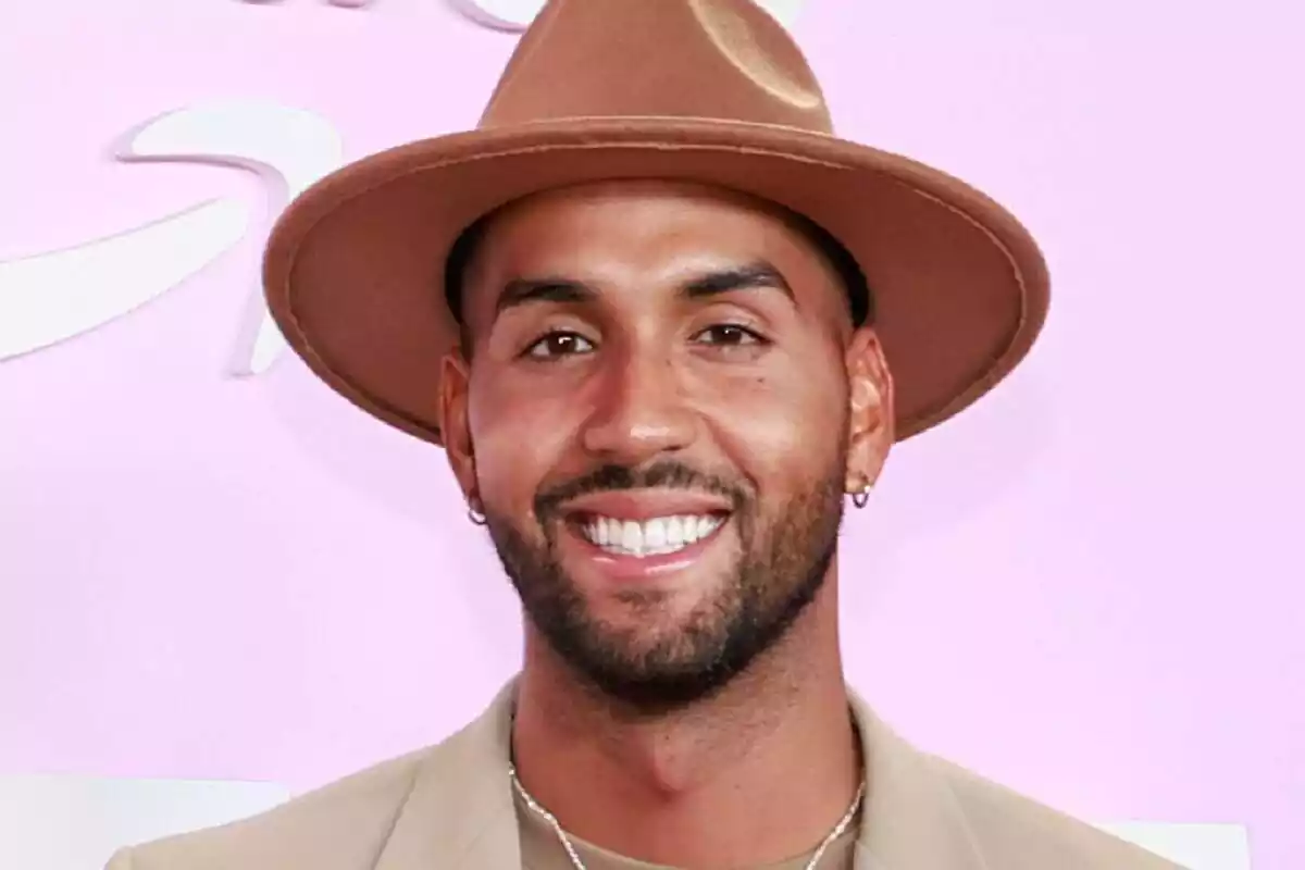 Primer plano de Yulen Pereira posando sonriente con un sombrero