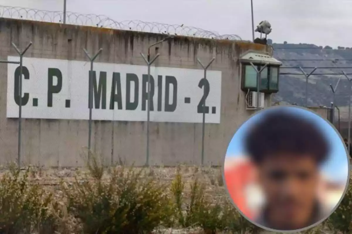 Un muro con muchos alambres y un cartel que pone centro penitenciario de Madrid 2