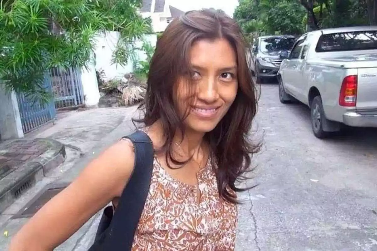 Yuyee, la mujer de Frank Cuesta sonriendo por la calle Yuyee, la mujer de Frank Cuesta sonriendo por la calle