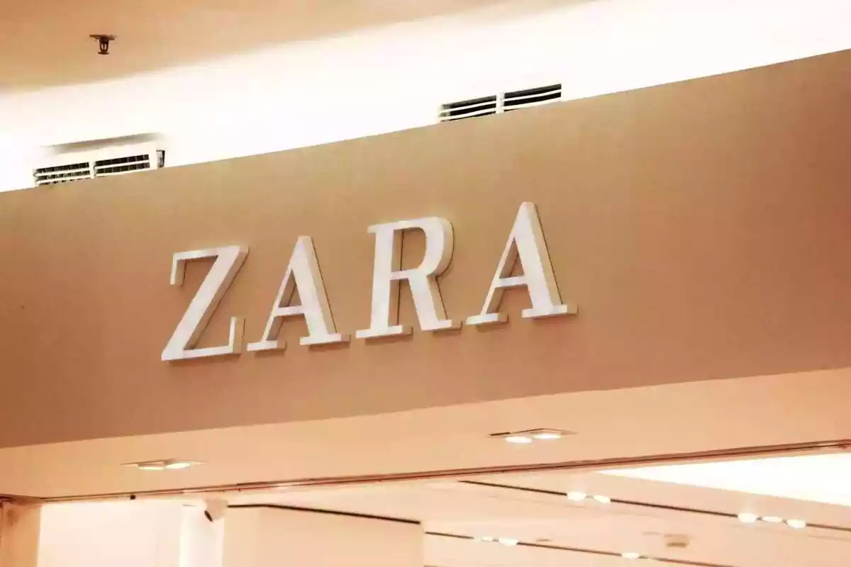 Interior de la tienda de ropa Zara