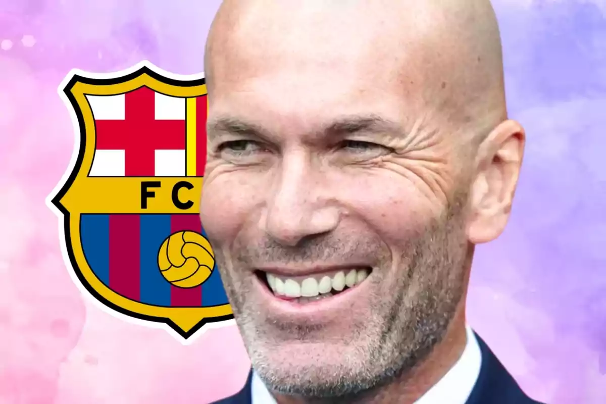 Un hombre calvo sonriendo con el escudo del FC Barcelona de fondo.