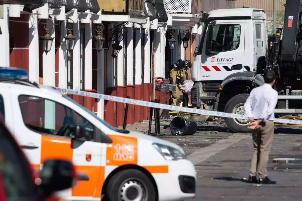 Agentes de bomberos trabajan de la sala Teatre donde ha habido un incendio, en la zona de ocio de Las Atalayas, a 1 de octubre de 2023, en Murcia